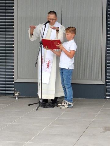 05 župnik Marko Košir in Kristjan Filipič.jpg