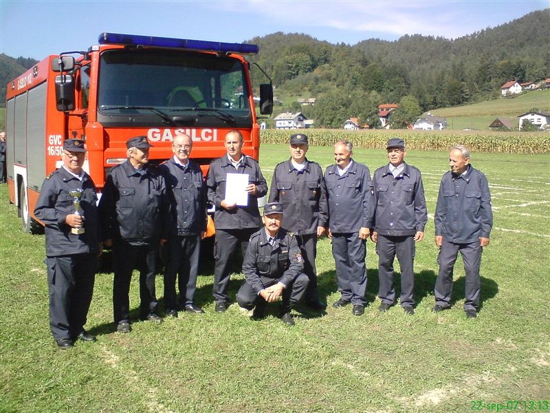 Veterani z osvojenim pokalom in mentorjem