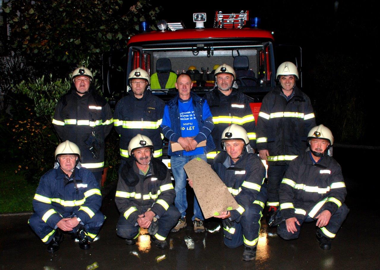 skupaj z ekipo članov b